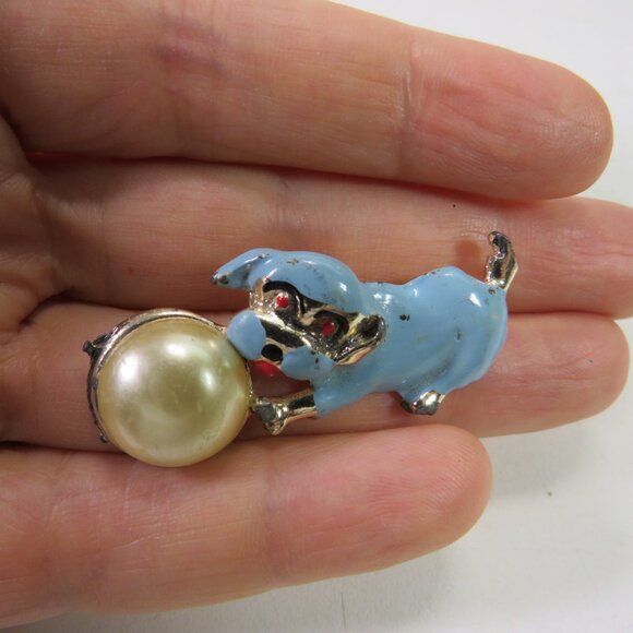 Vintage Enamel Blue Dog Puppy chasing Pearl Ball Lapel Pin Brooch 1940s - 1960s - Picture 7 of 9
